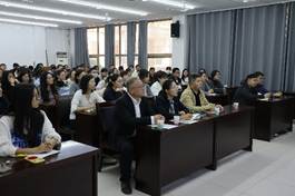 會議室里的人們 AI 生成的內(nèi)容可能不正確。