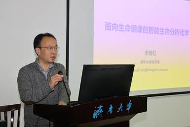 電腦前的男人 AI 生成的內(nèi)容可能不正確。